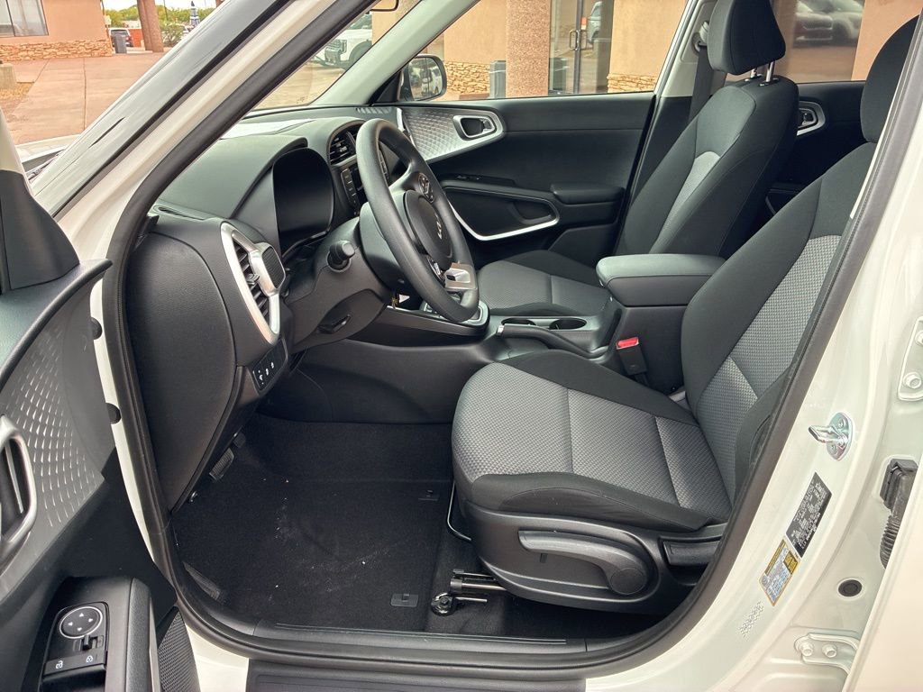 Used 2025 Kia Soul LX image 22