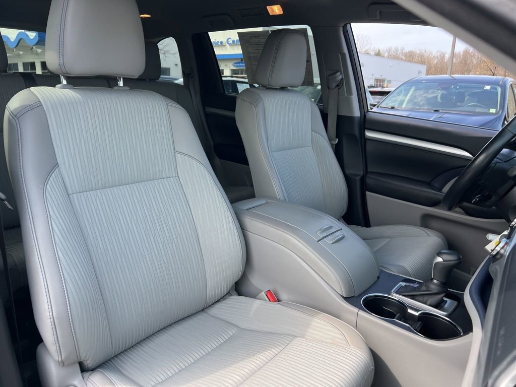 Used 2017 Toyota Highlander LE AWD/4WD image 25