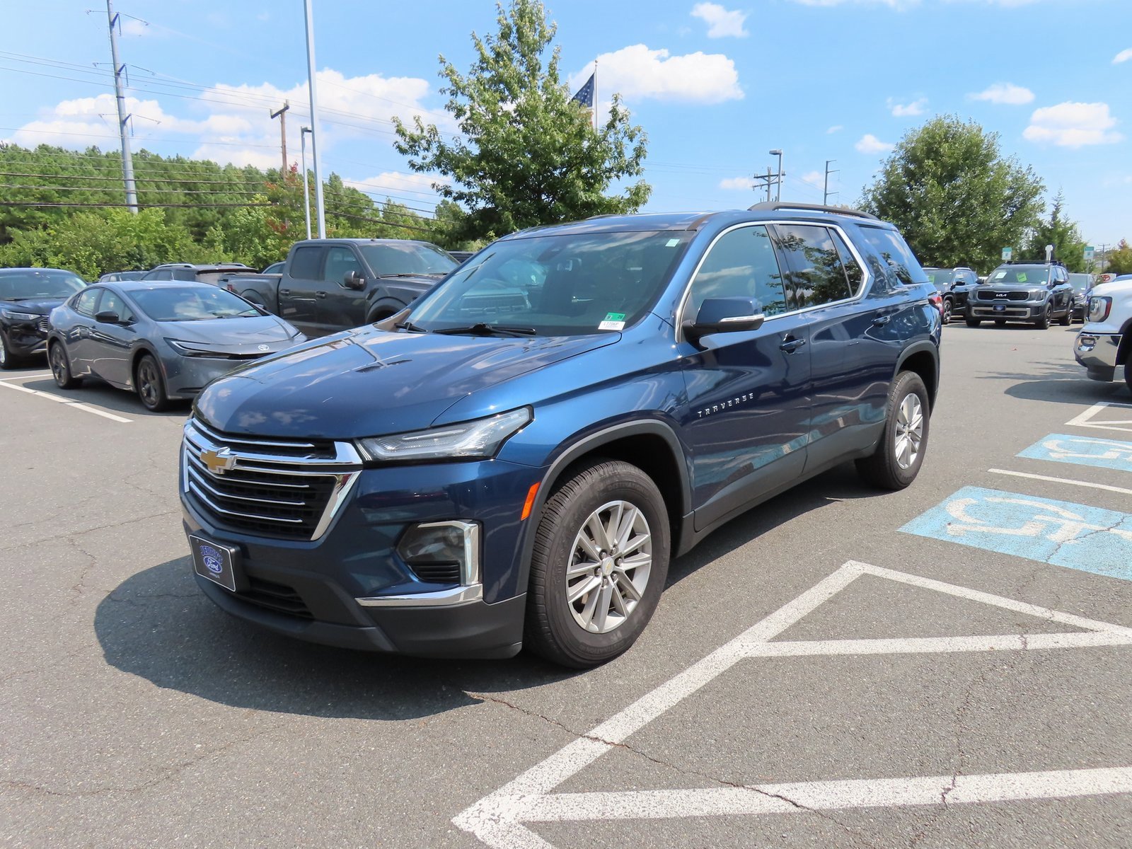 Used 2022 Chevrolet Traverse LT image 3