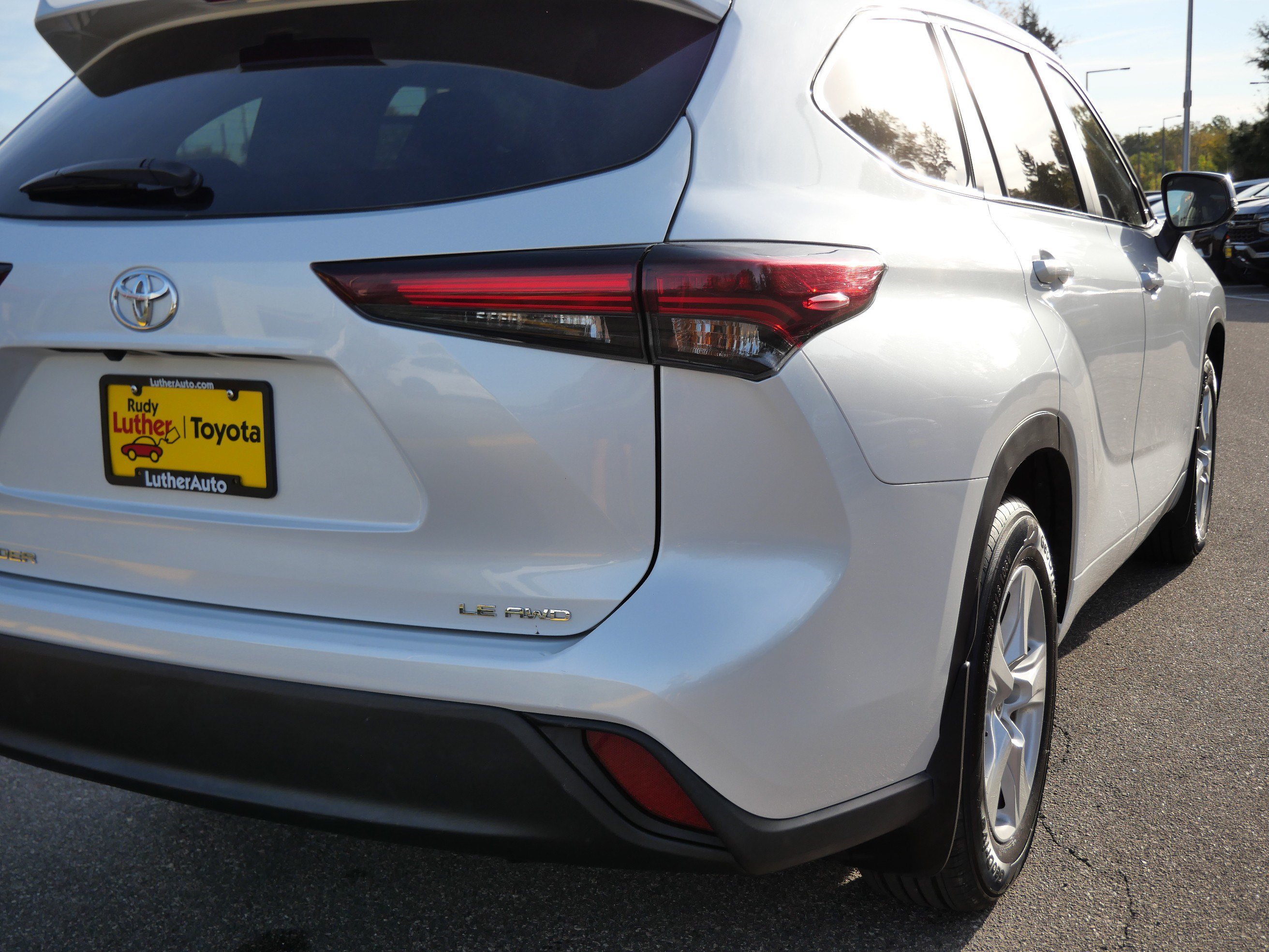 Used 2025 Toyota Highlander LE AWD/4WD image 17