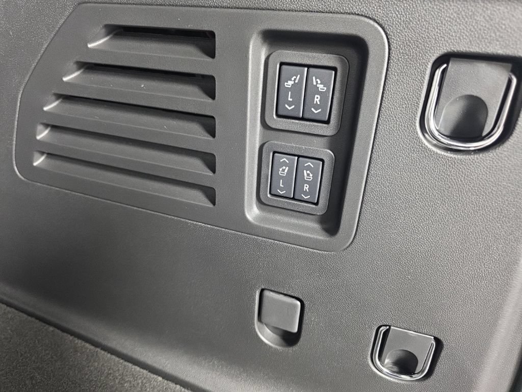 New 2027 Chevrolet Traverse RS w/ LPO, Floor Liner Package FWD image 33