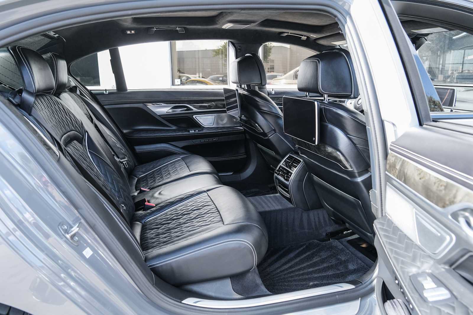 Used 2022 BMW M760i xDrive w/ Luxury Rear Seating Package AWD/4WD image 36