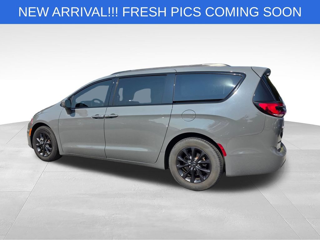 Used 2022 Chrysler Pacifica Touring-L w/ S Appearance Package FWD image 4