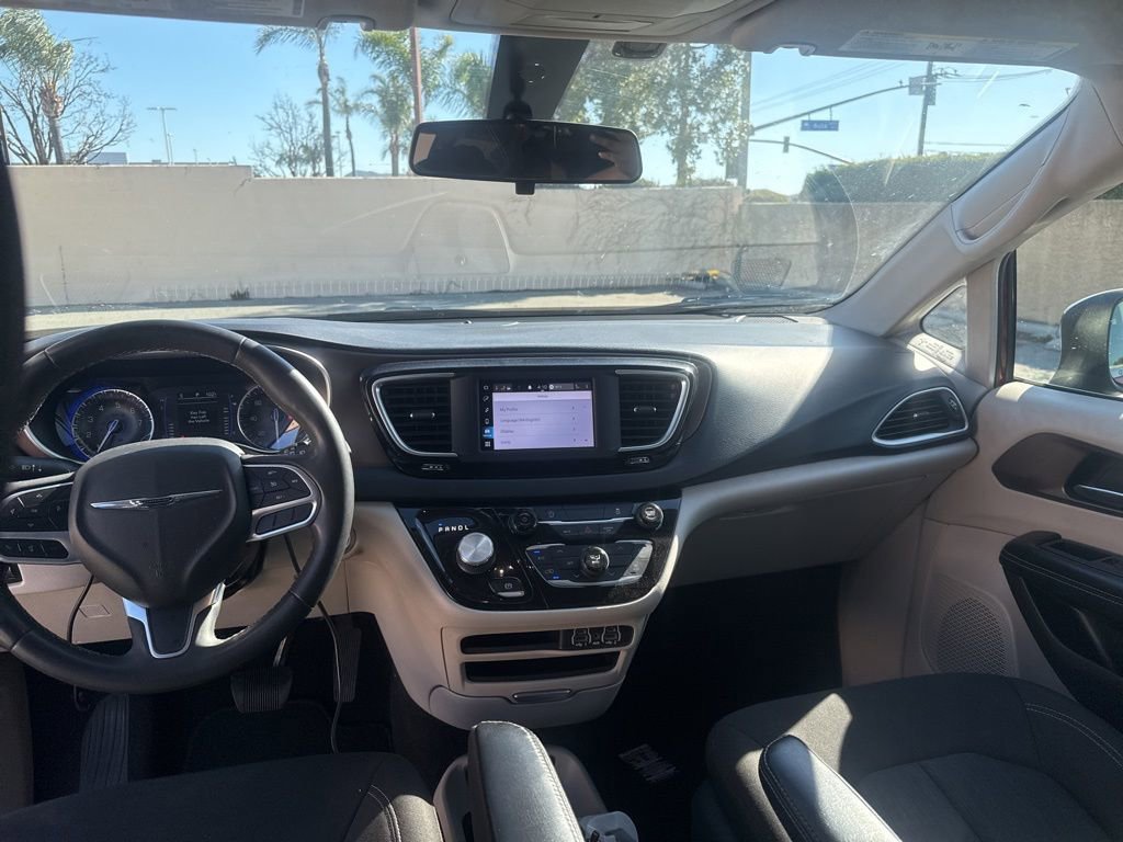 Used 2022 Chrysler Voyager LX image 19
