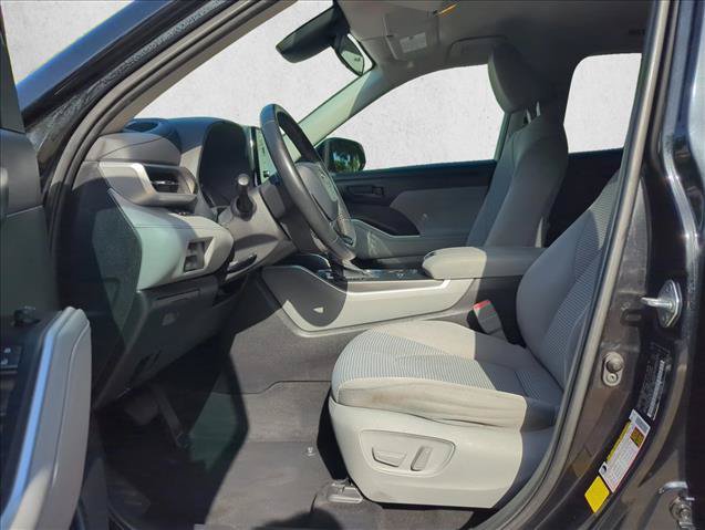 Used 2020 Toyota Highlander LE FWD image 14
