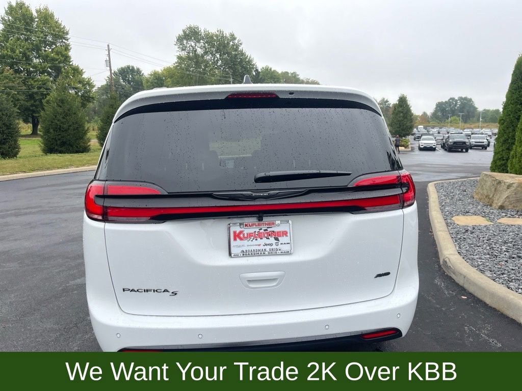 New 2026 Chrysler Pacifica Select w/ S Appearance Package image 5