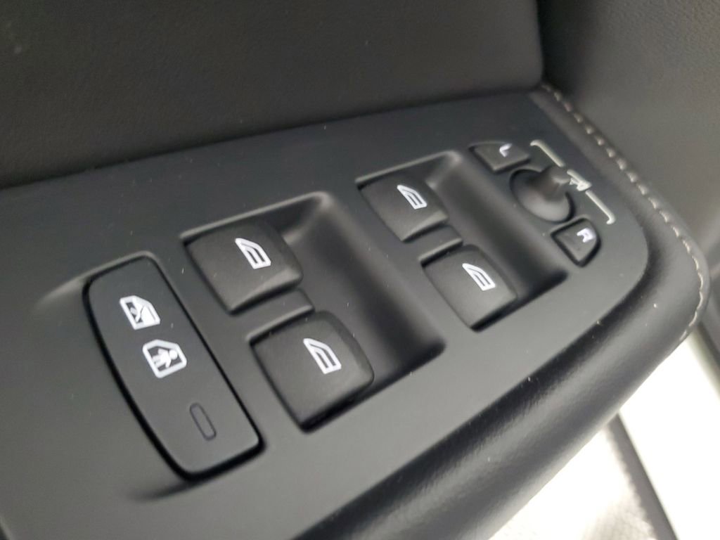 Used 2023 Volvo XC60 B5 Ultimate w/ Climate Package FWD image 20