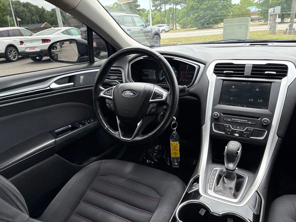 Used 2016 Ford Fusion SE FWD image 9