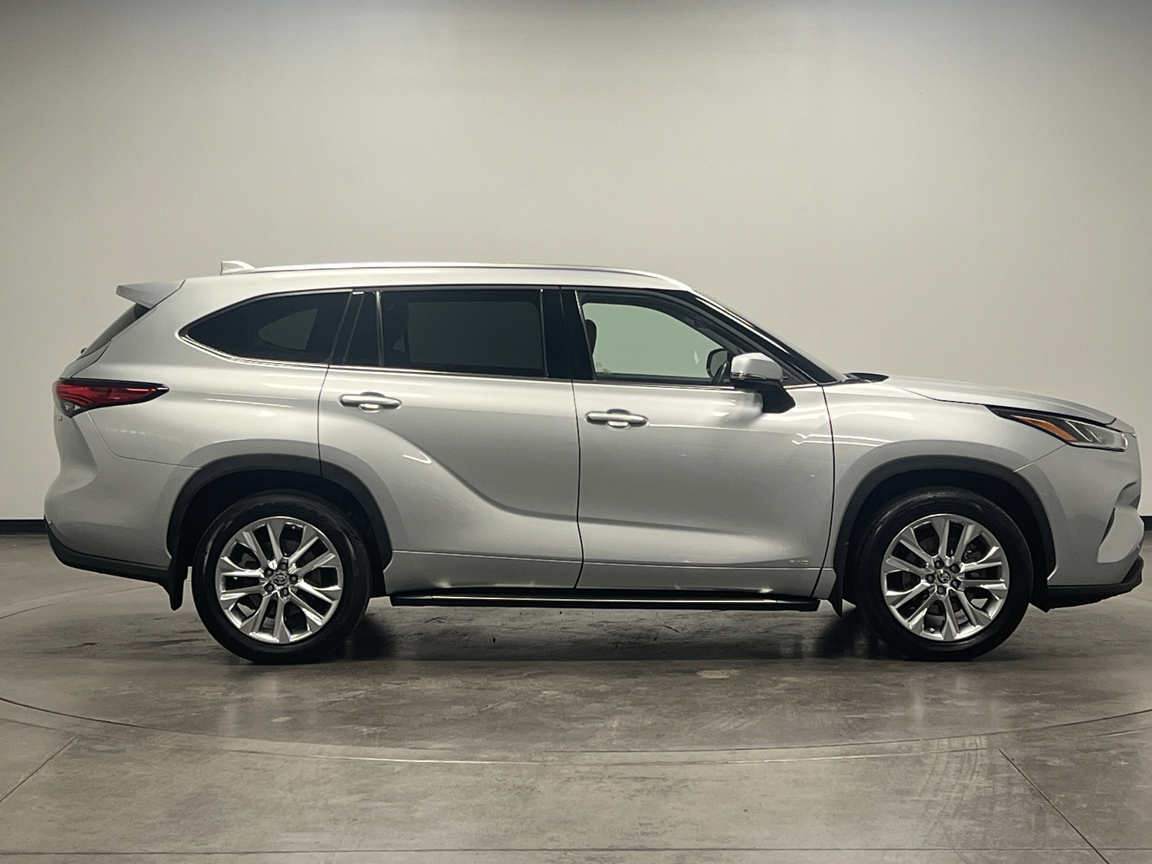 Used 2023 Toyota Highlander Limited image 9