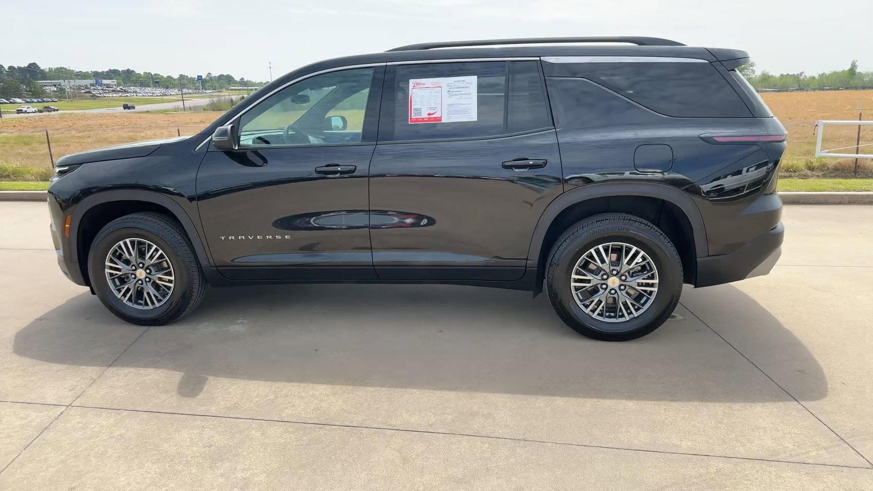 Used 2025 Chevrolet Traverse LT FWD image 5