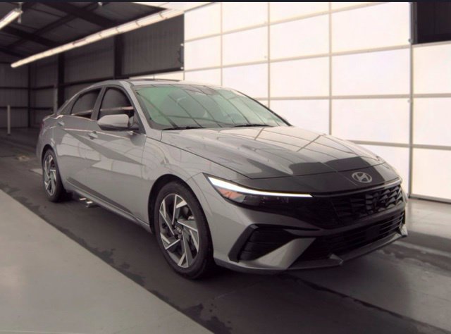 Used 2025 Hyundai Elantra Limited FWD image 3