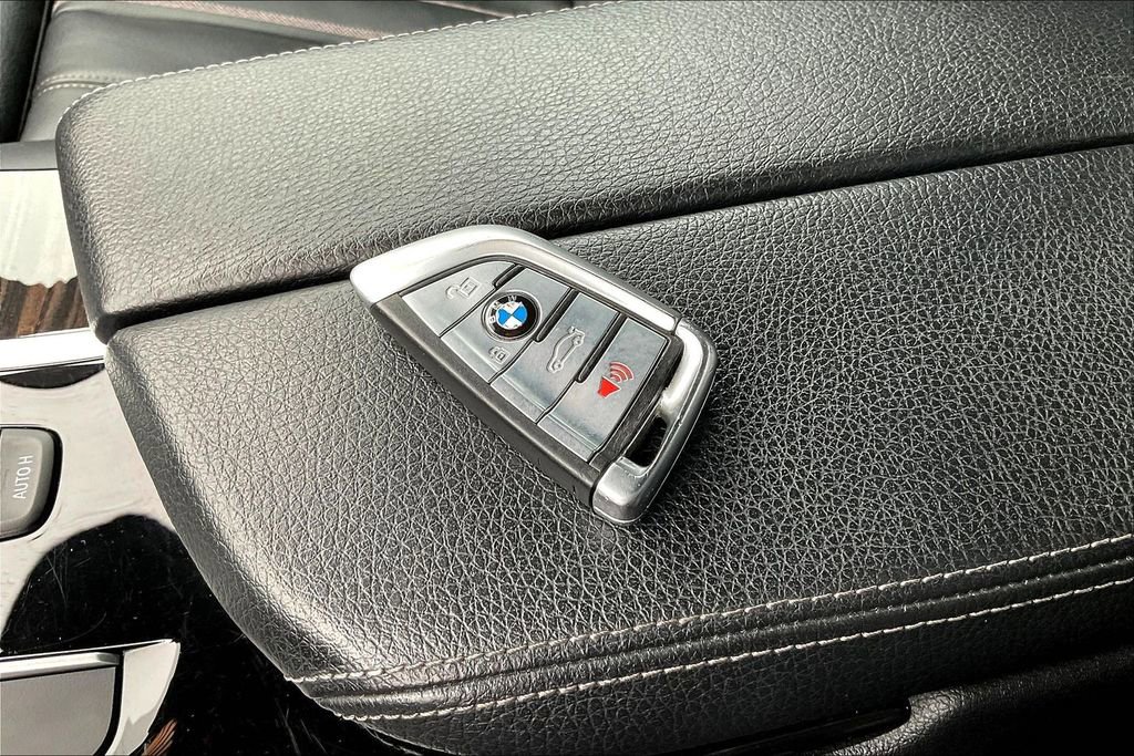 Used 2019 BMW 530e xDrive w/ Convenience Package image 35