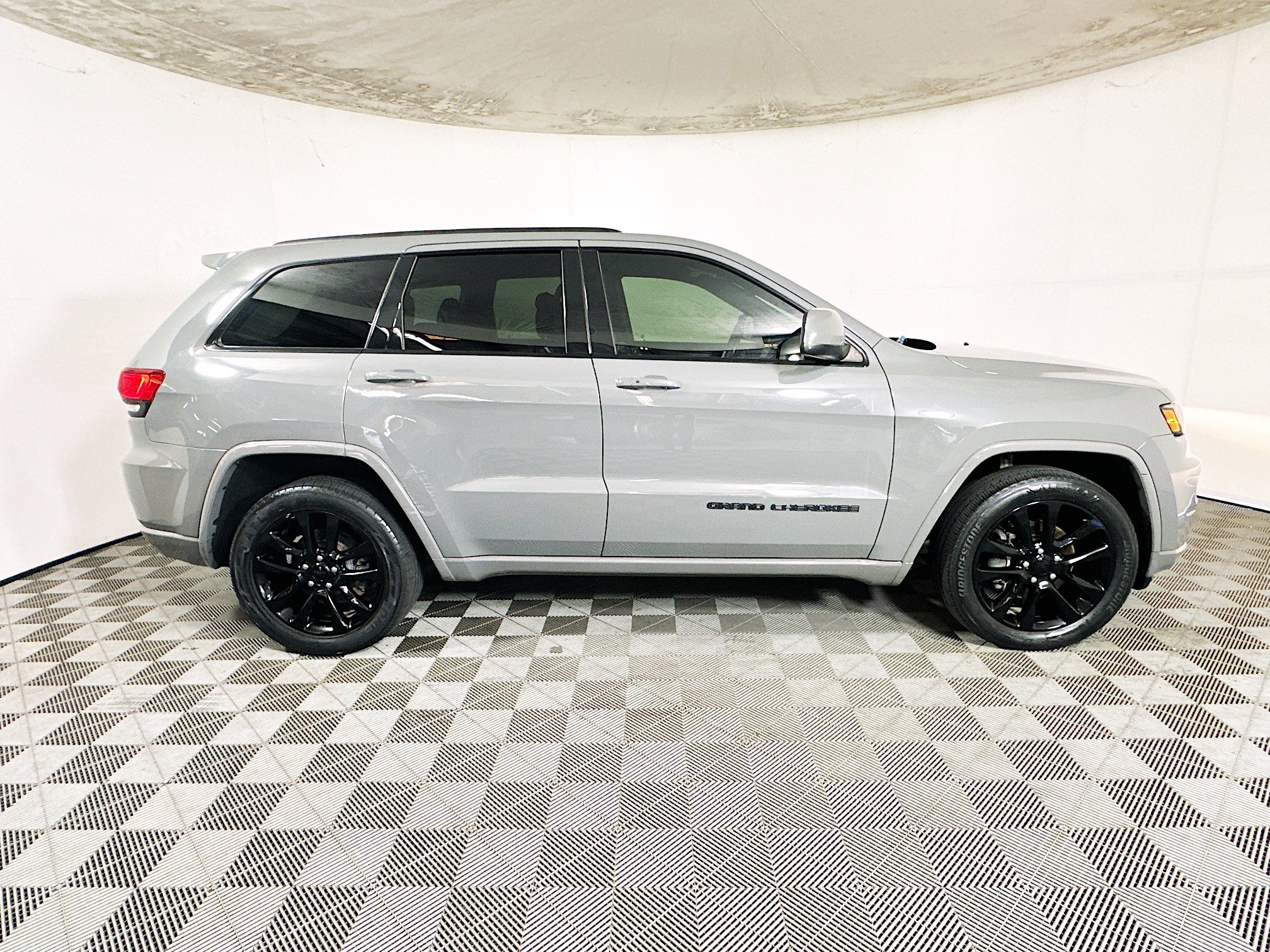 Used 2020 Jeep Grand Cherokee Altitude RWD image 2