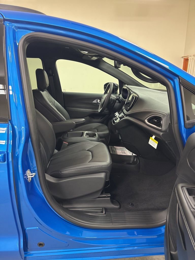 New 2026 Chrysler Pacifica Select FWD image 25