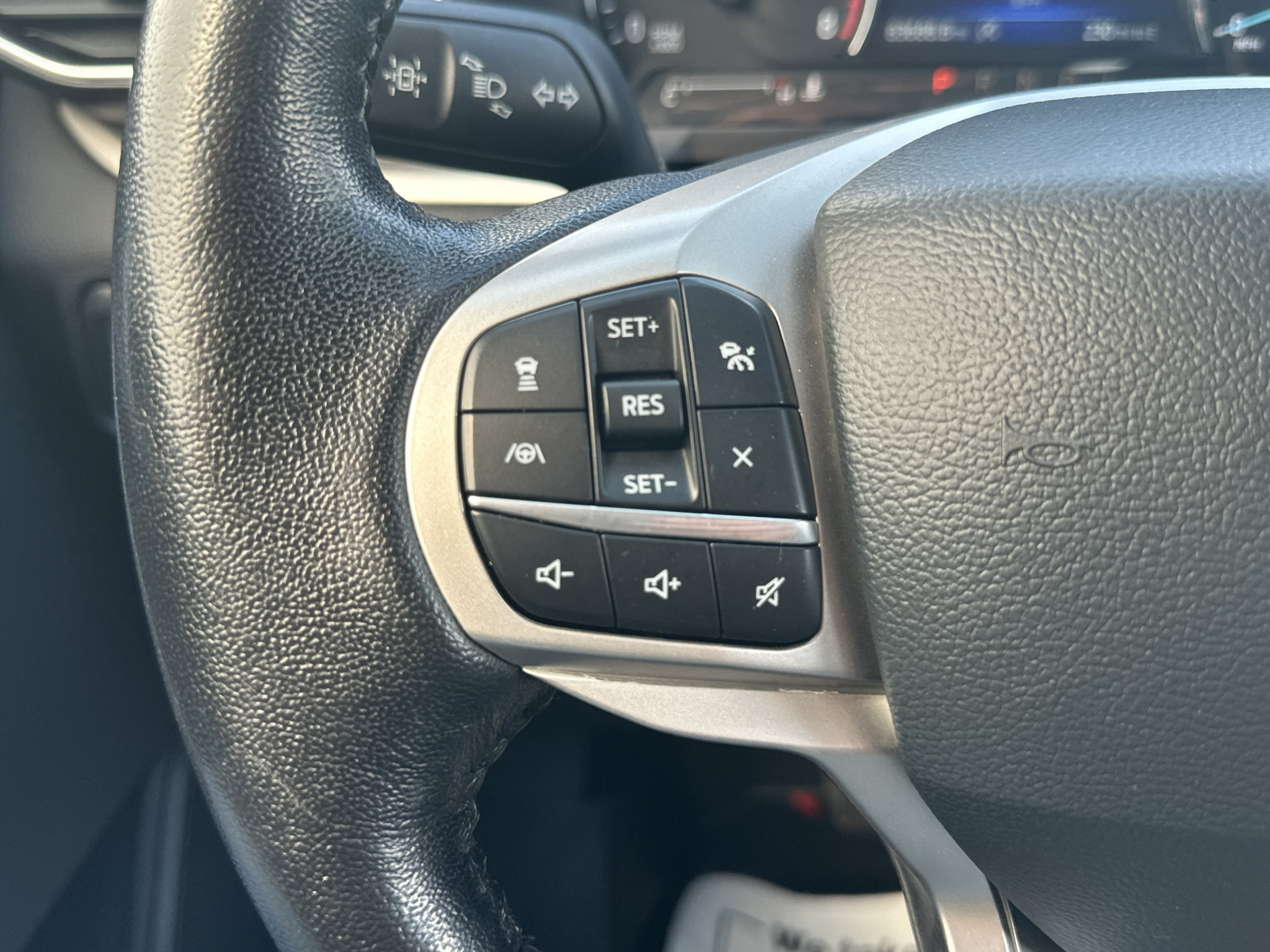 Used 2021 Ford Explorer XLT w/ Equipment Group 202A AWD/4WD image 11