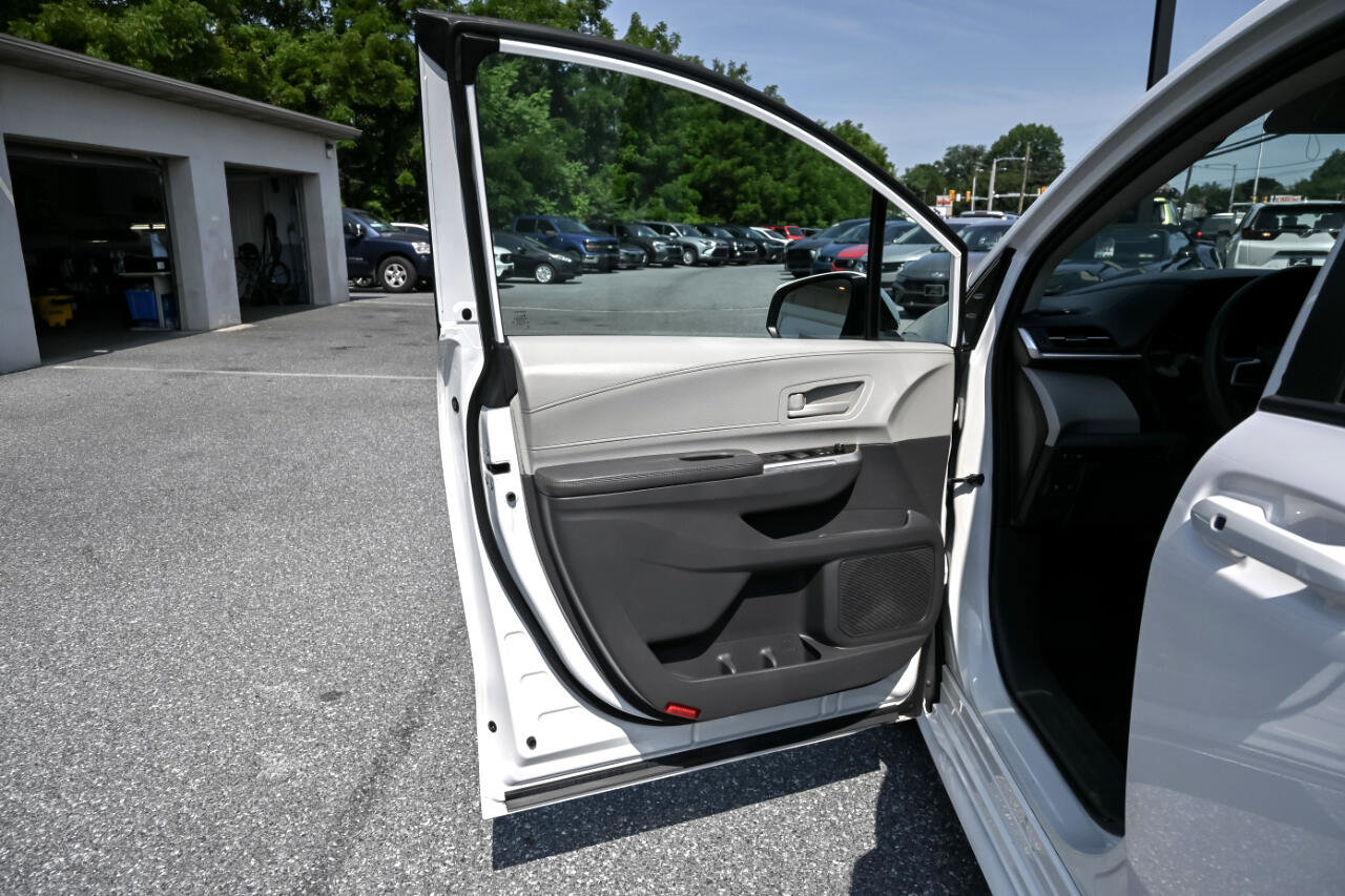 Used 2021 Toyota Sienna LE image 16