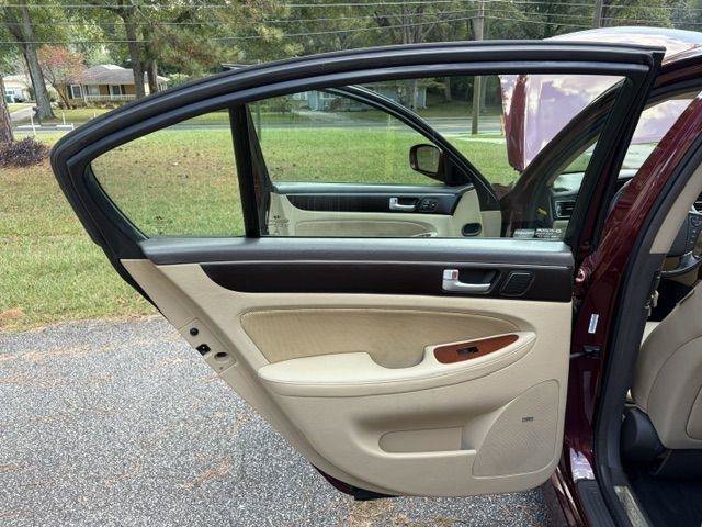 Used 2013 Hyundai Genesis 3.8 w/ Premium Pkg RWD image 22
