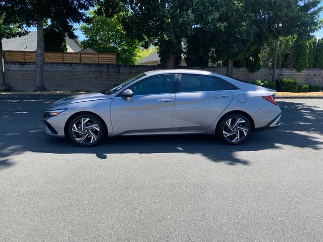 Certified 2025 Hyundai Elantra Limited FWD image 2