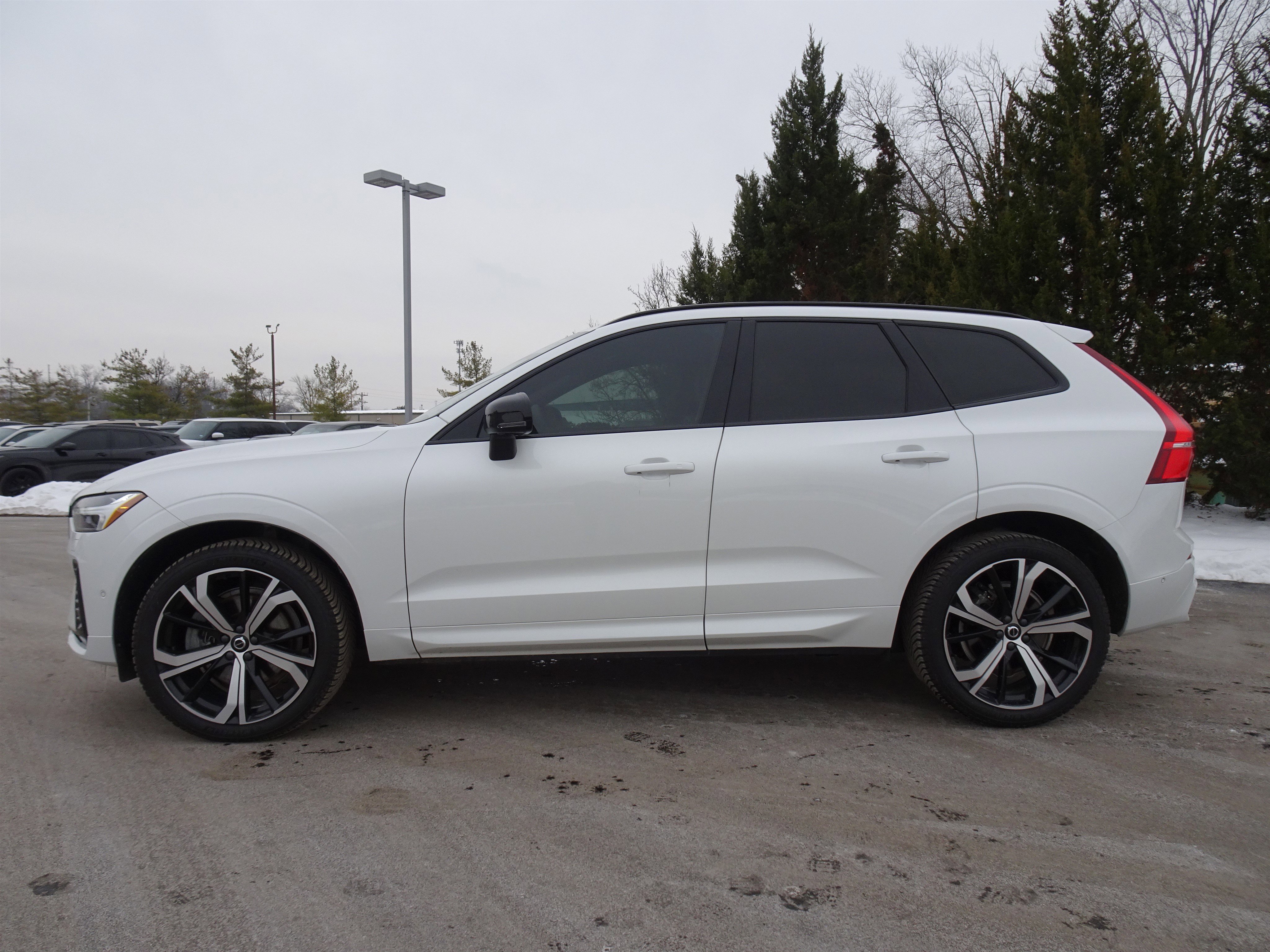 Used 2022 Volvo XC60 B6 R-Design w/ Advanced Package image 6