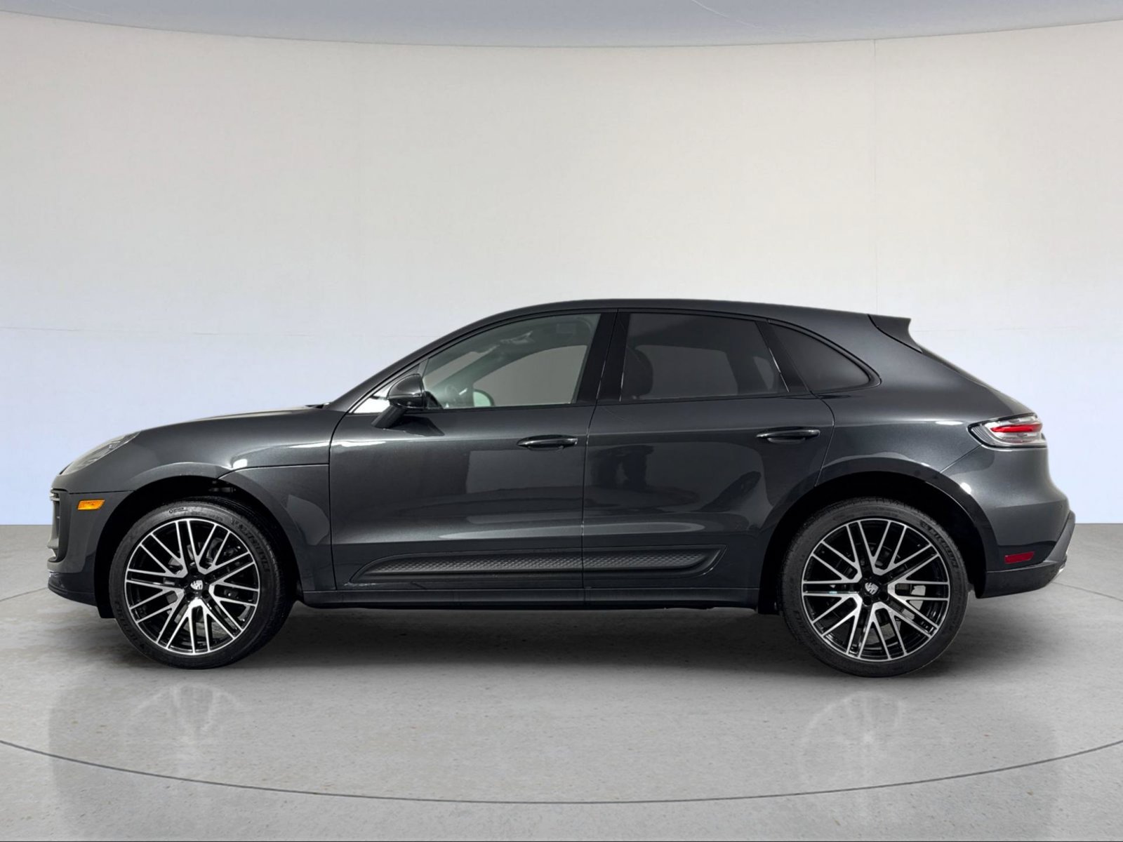 Certified 2025 Porsche Macan AWD/4WD image 2