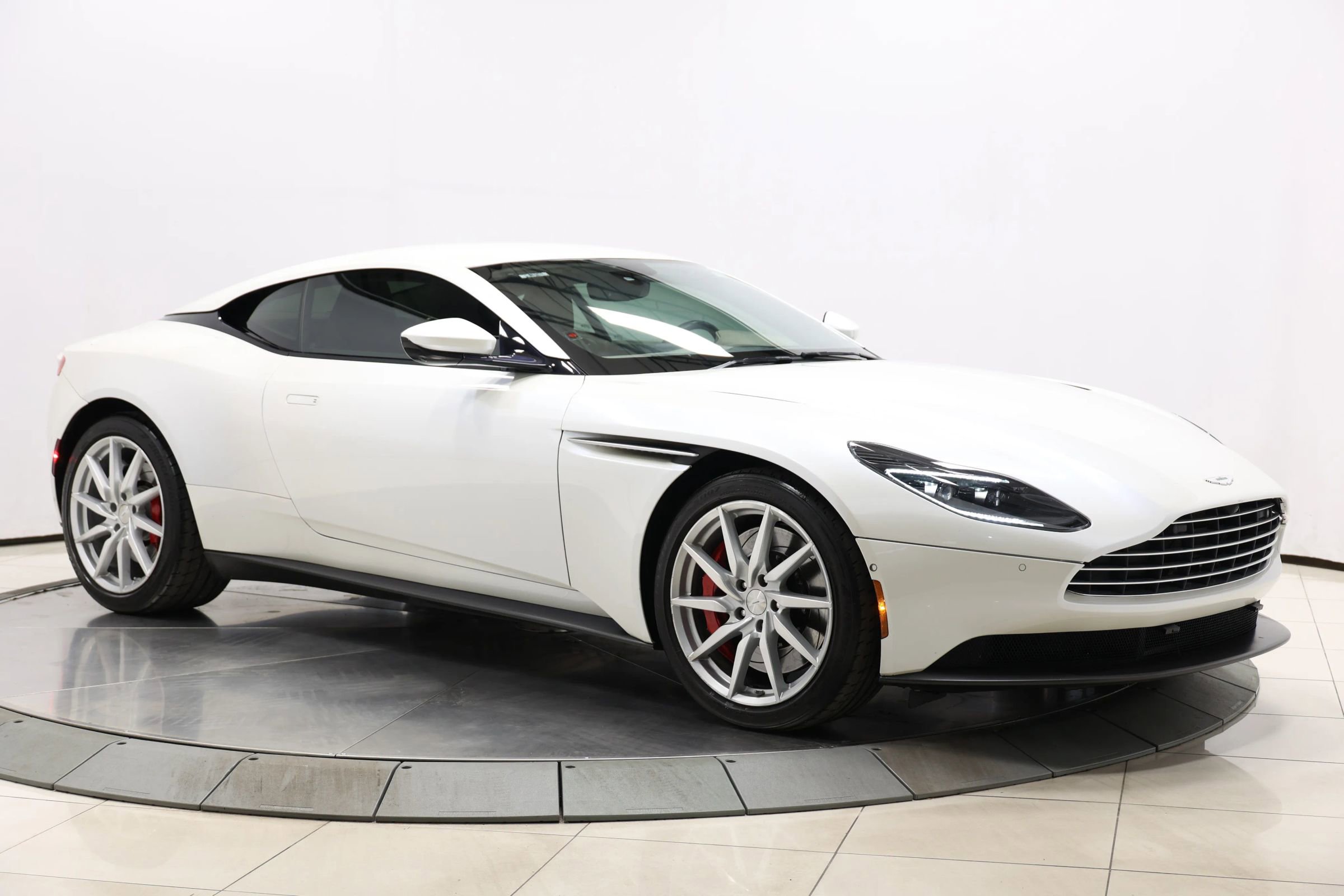 Used 2018 Aston Martin DB11 Coupe image 74