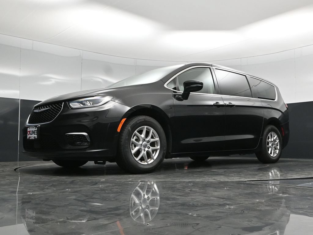 Used 2024 Chrysler Pacifica Touring-L FWD image 59