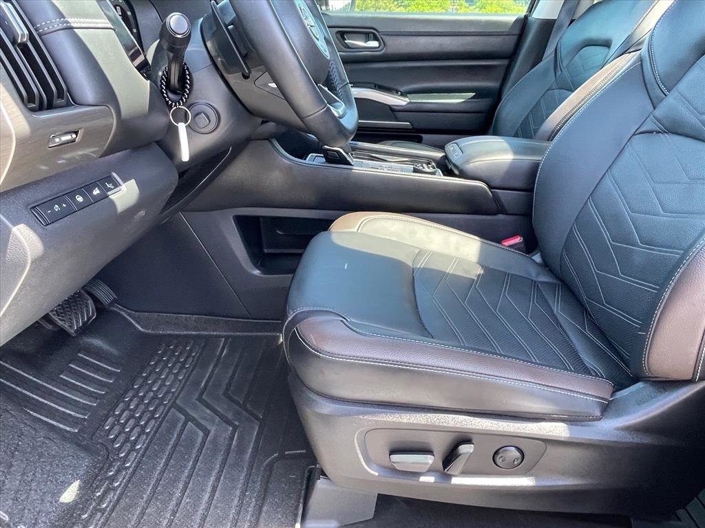 Used 2024 Nissan Pathfinder Platinum w/ Cargo Package AWD/4WD image 23
