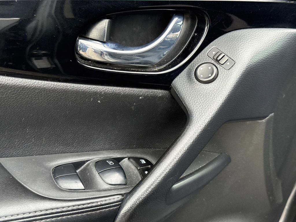 Certified 2022 Nissan Rogue Sport SV image 18