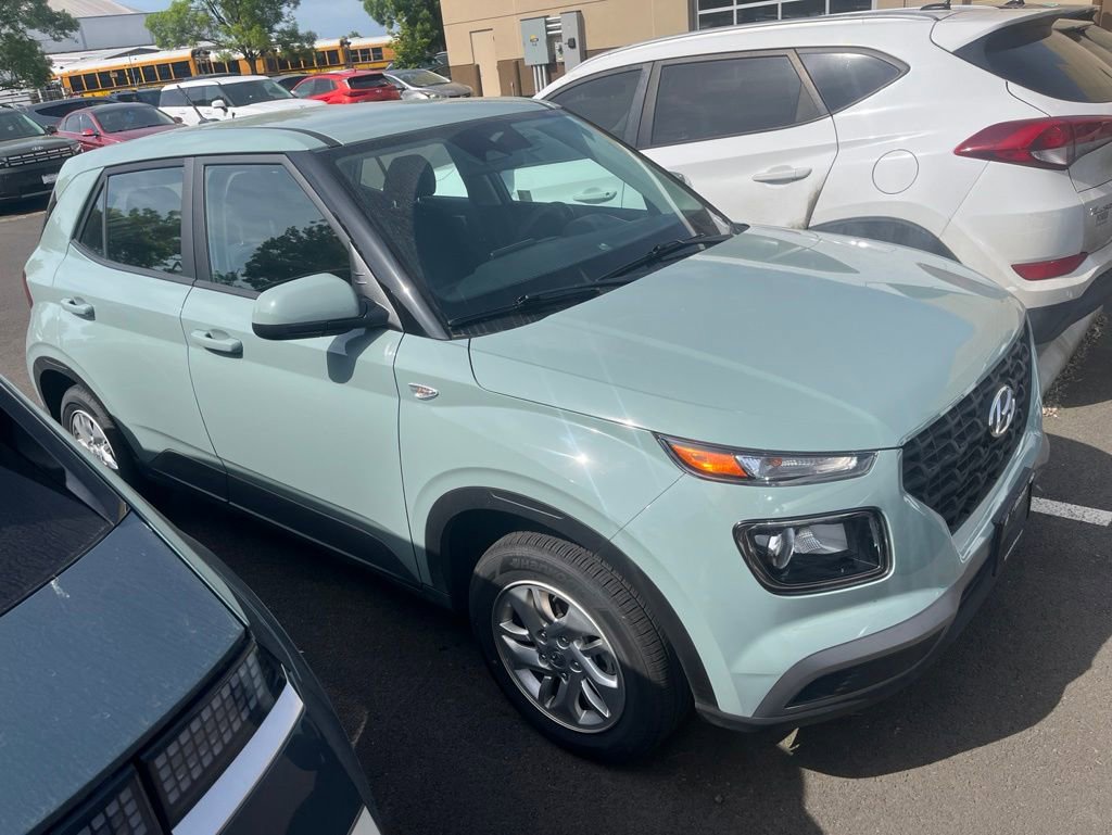 Certified 2025 Hyundai Venue SE FWD image 2