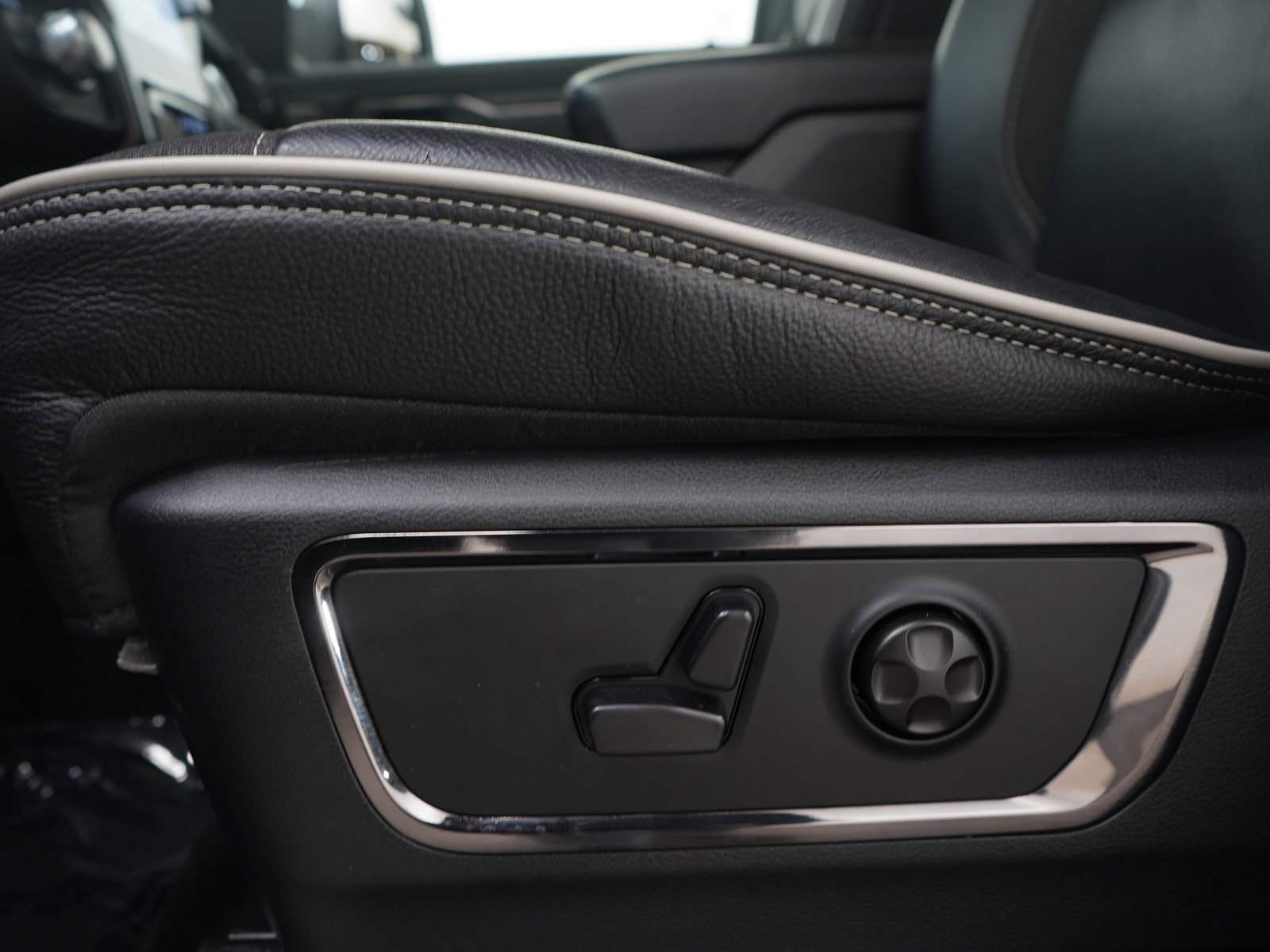 Used 2025 RAM 1500 Limited image 27