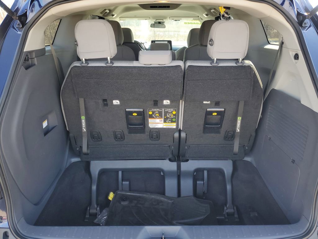 Used 2023 Toyota Sienna LE image 7
