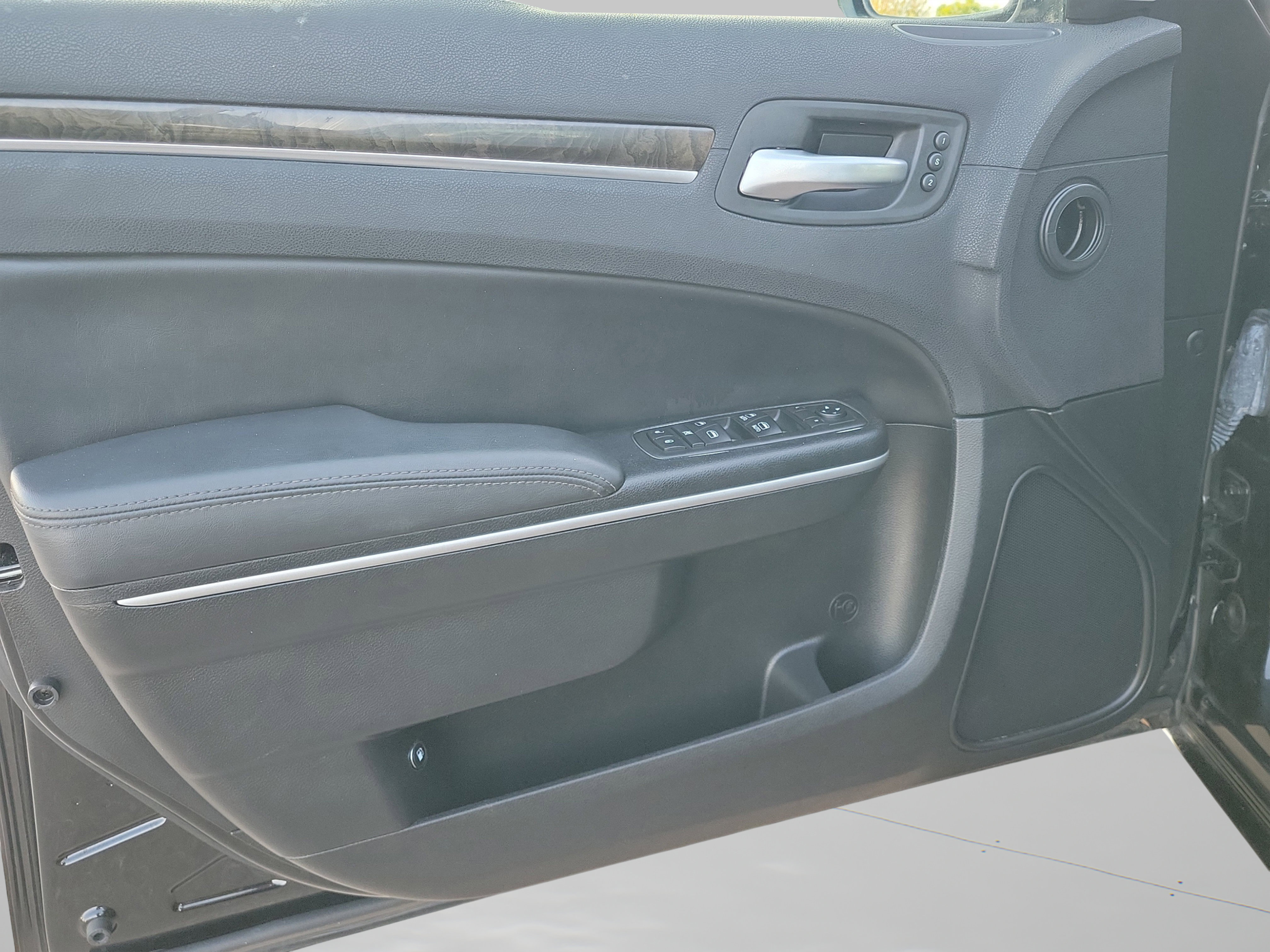 Used 2019 Chrysler 300 Limited image 16