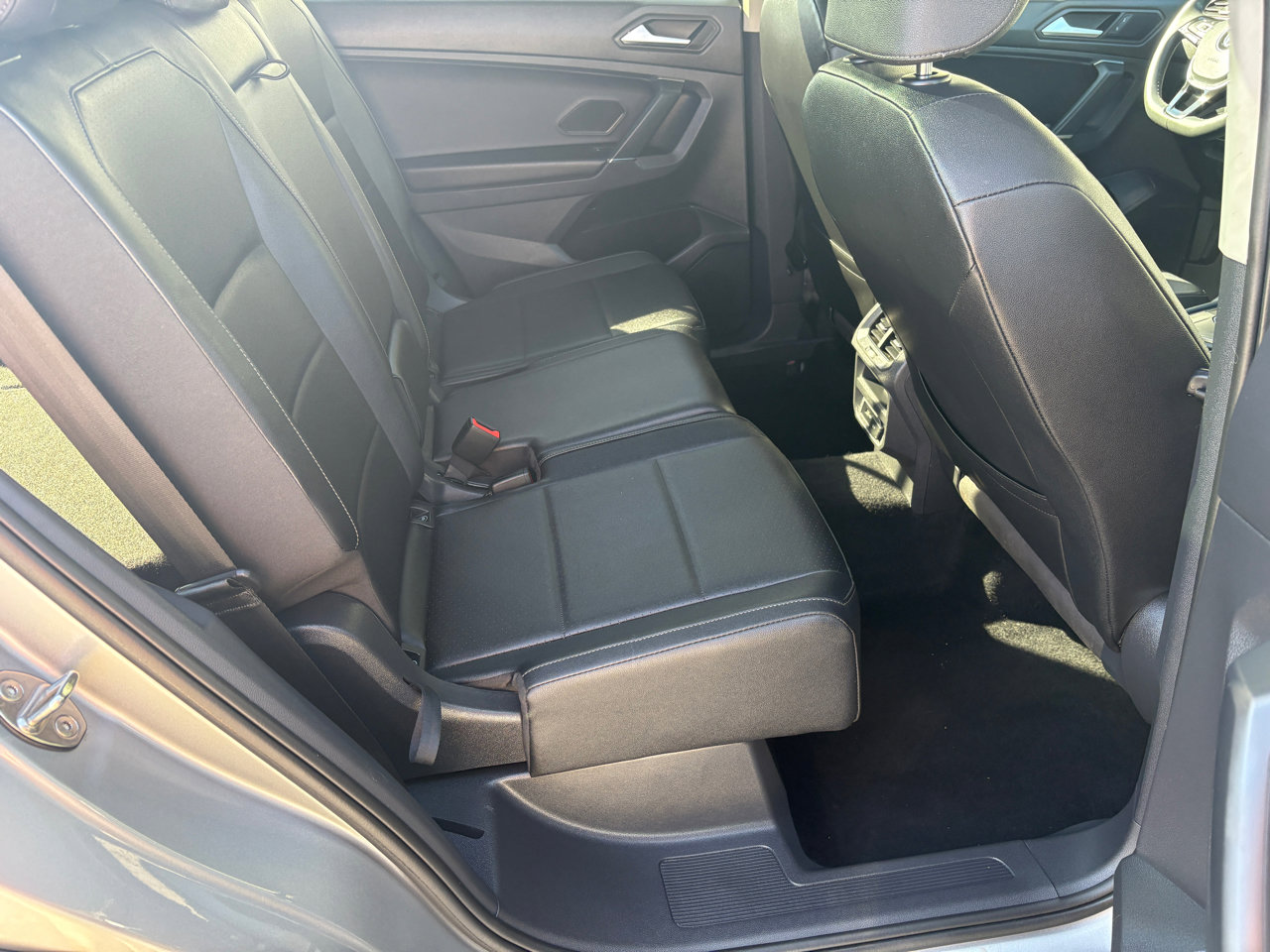 Used 2020 Volkswagen Tiguan SE R-Line image 12