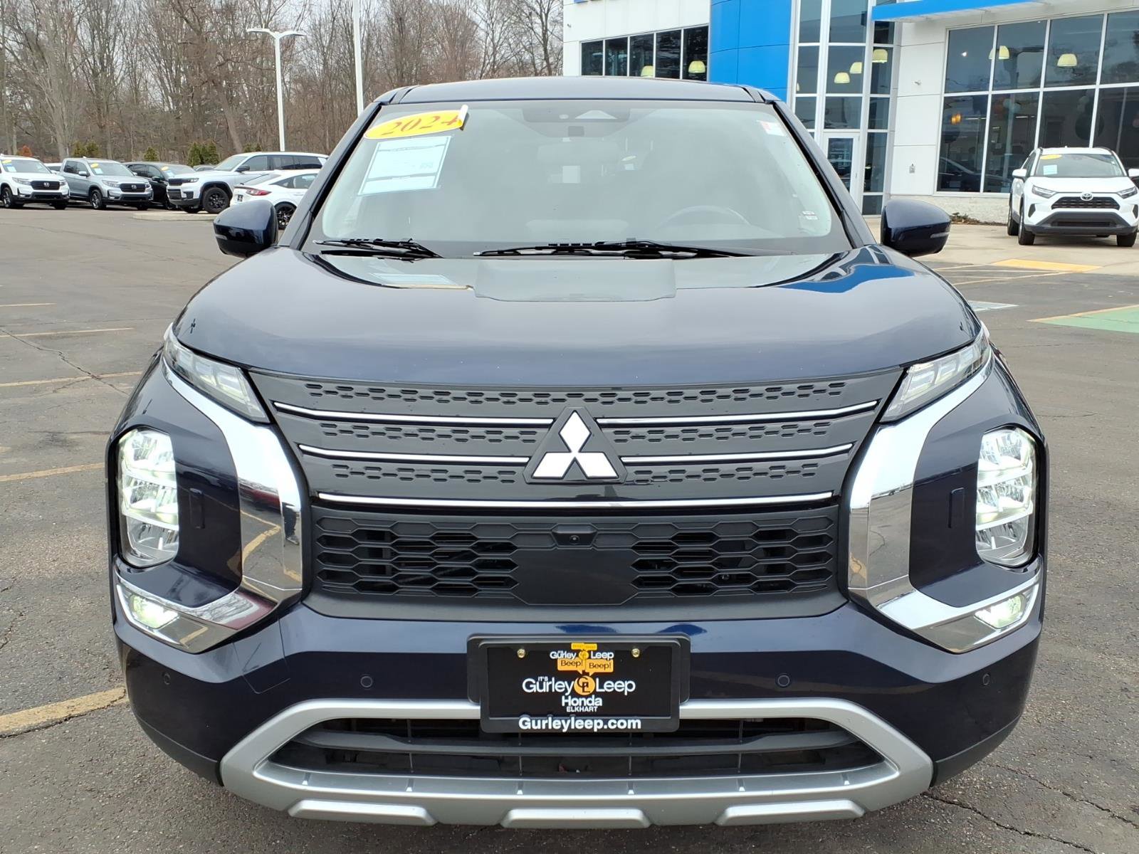 Used 2024 Mitsubishi Outlander SE image 2