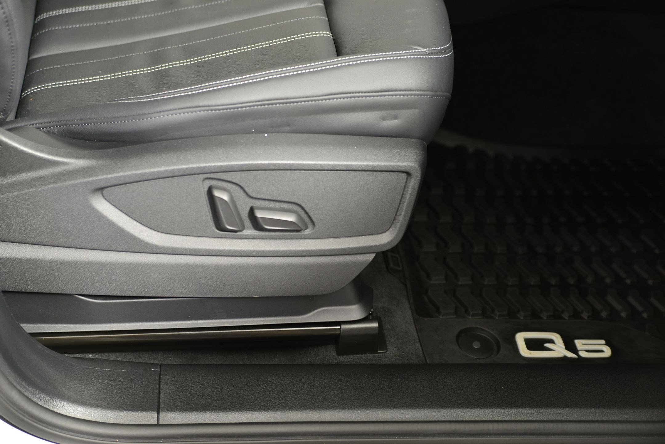 Certified 2025 Audi Q5 2.0T Premium w/ Convenience Plus Package image 10