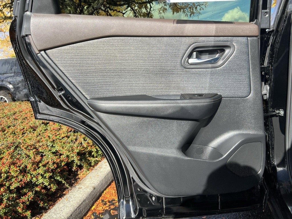 Used 2023 Nissan Rogue SV image 26