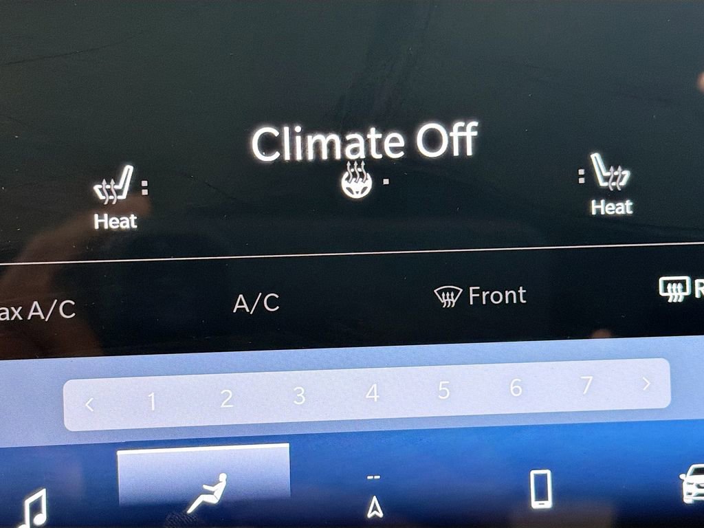 Used 2024 Chrysler Pacifica Select image 21