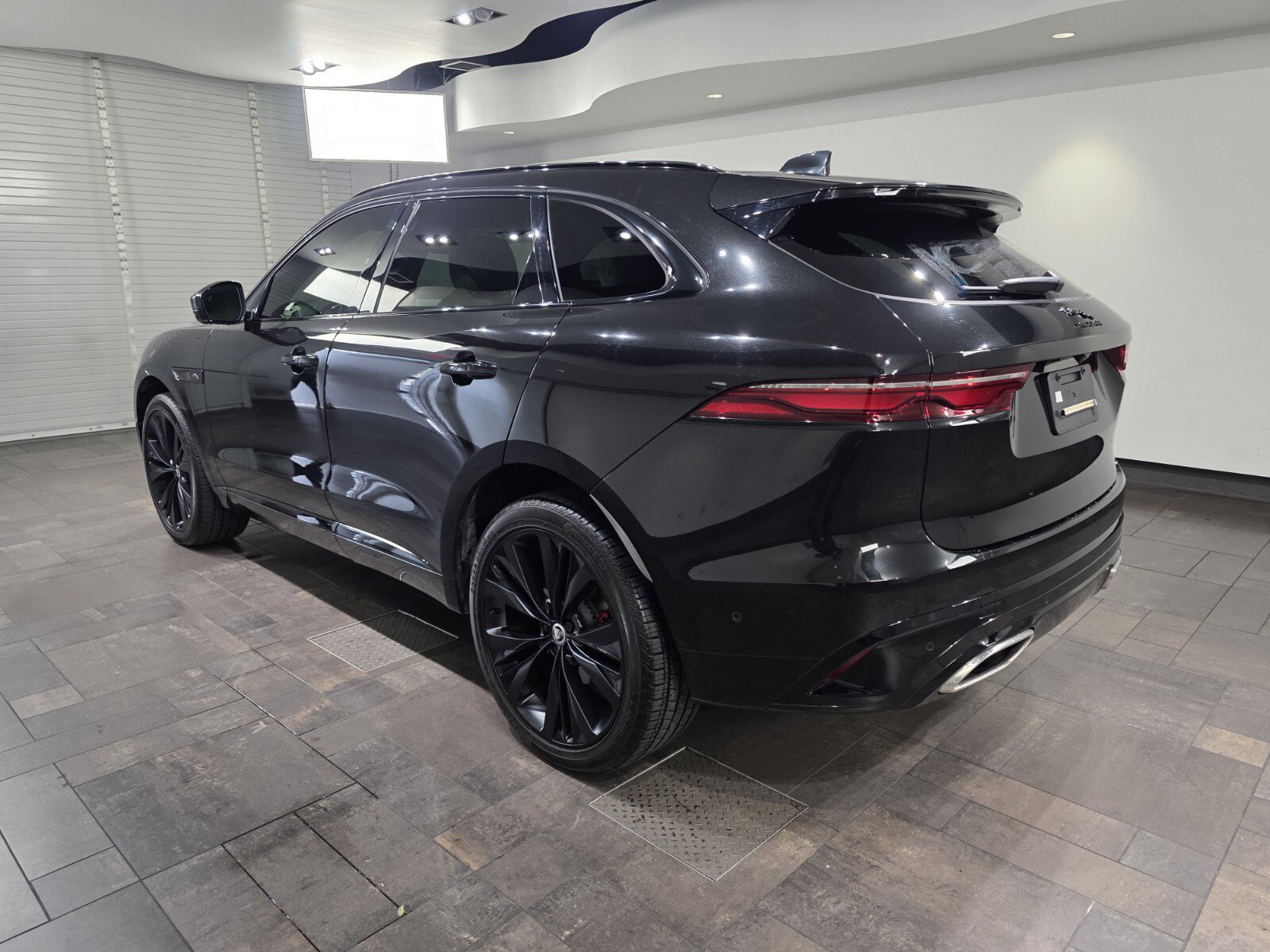 Used 2025 Jaguar F-PACE R-Dynamic S AWD/4WD image 4