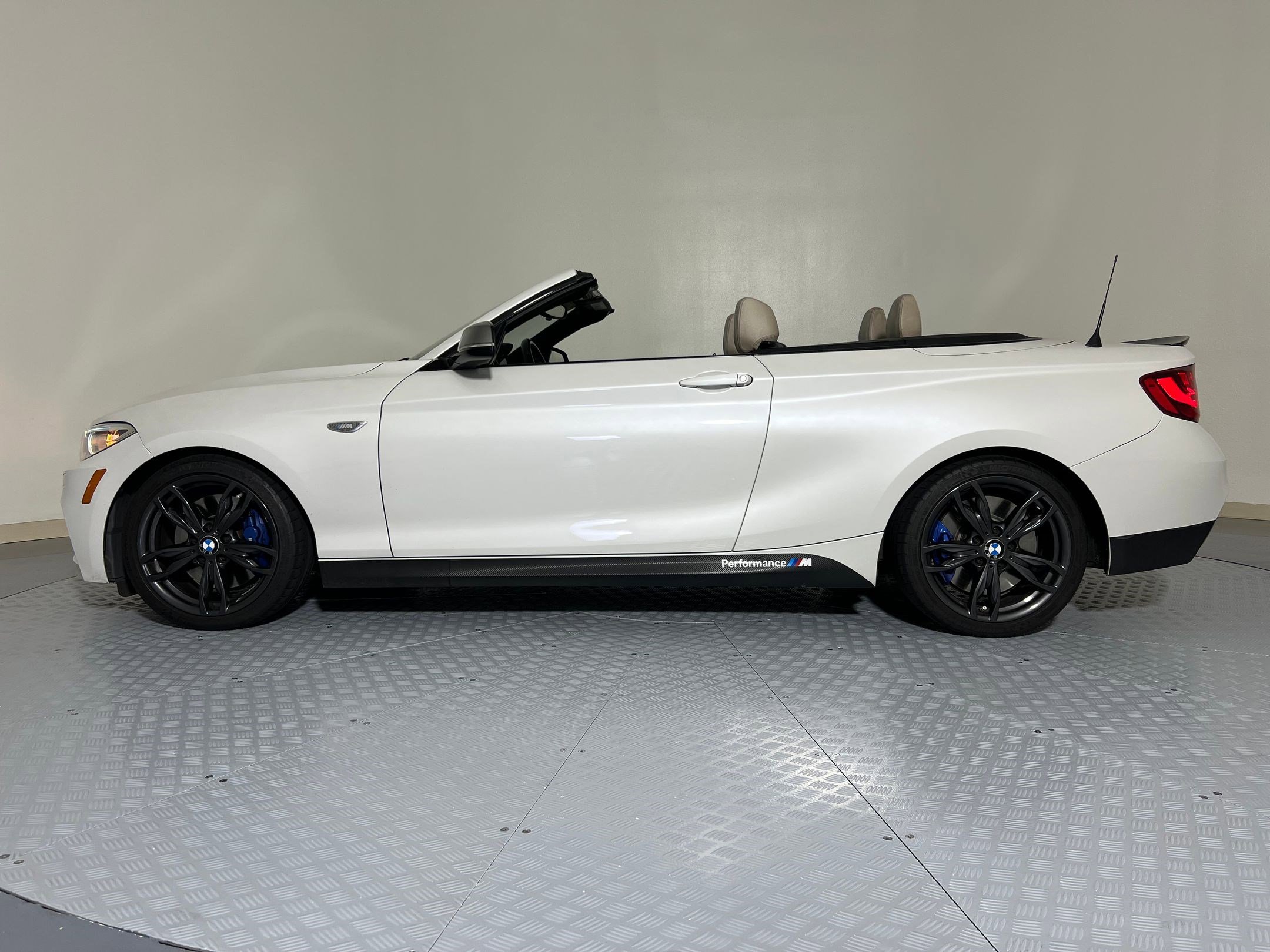 Used 2016 BMW M235i Convertible image 2