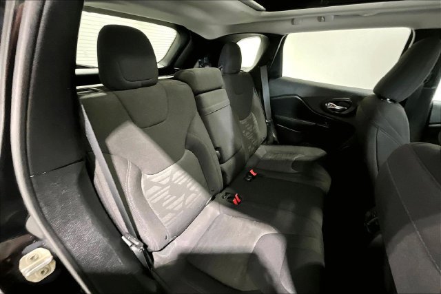 Used 2019 Jeep Cherokee Latitude w/ Comfort & Convenience Group AWD/4WD image 34