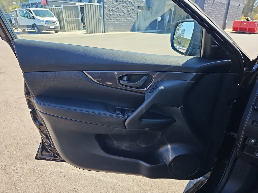 Used 2019 Nissan Rogue S AWD/4WD image 30
