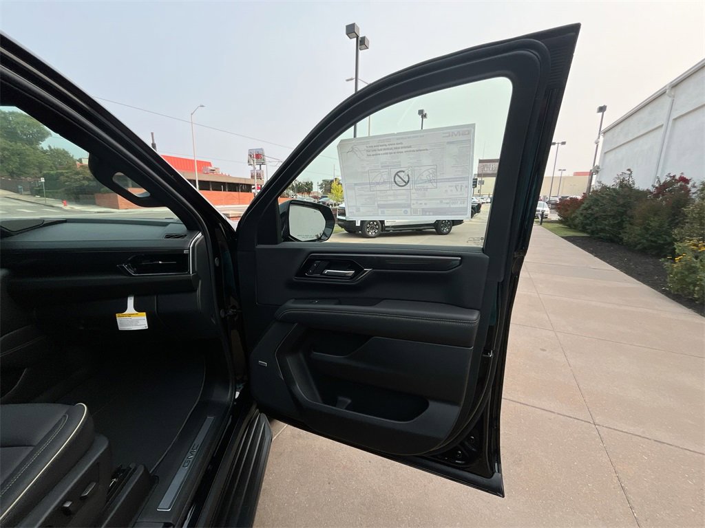 New 2025 GMC Yukon Elevation image 43