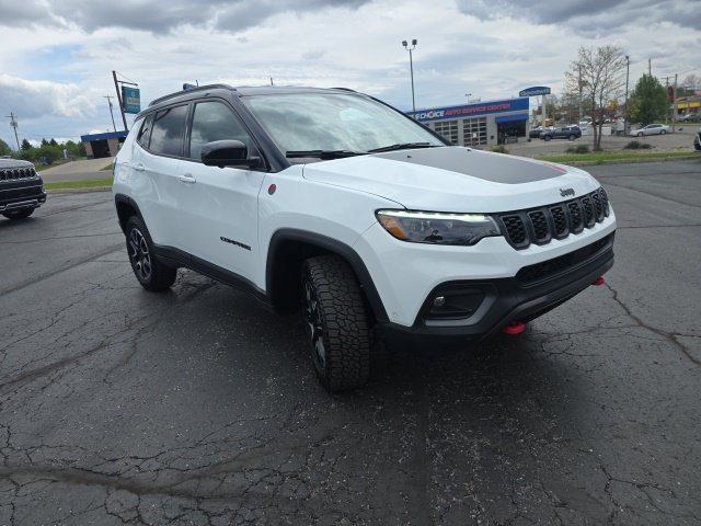 Used 2025 Jeep Compass Trailhawk w/ Trailhawk Elite Group AWD/4WD image 12