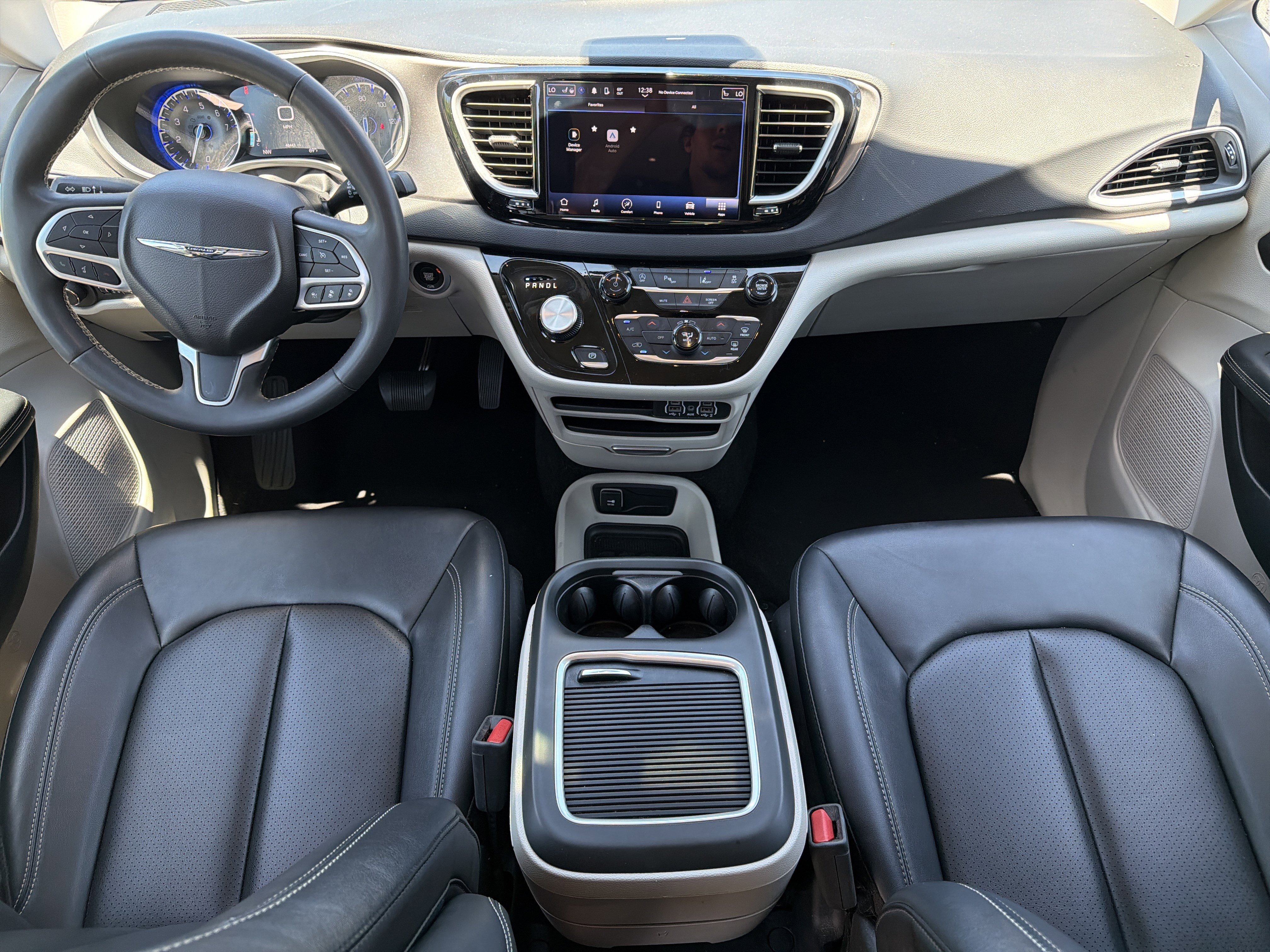 Used 2024 Chrysler Pacifica Touring-L FWD image 3