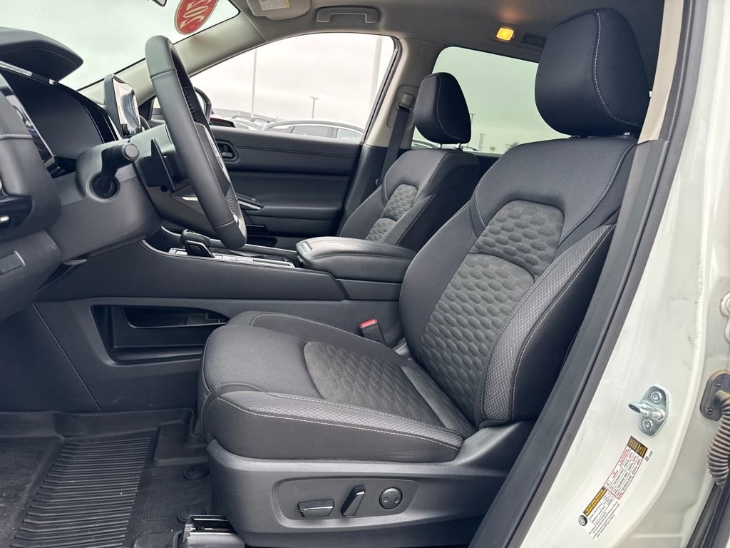 Used 2024 Nissan Pathfinder SV image 16