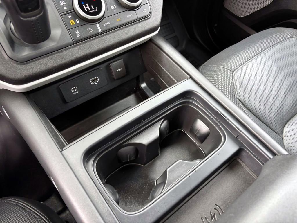 Used 2023 Land Rover Defender 130 X-Dynamic SE image 18