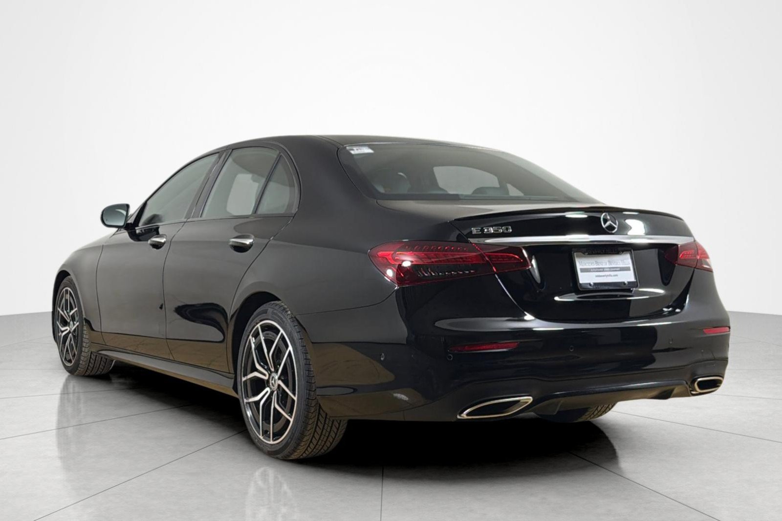 Used 2023 Mercedes-Benz E 350 Sedan image 3