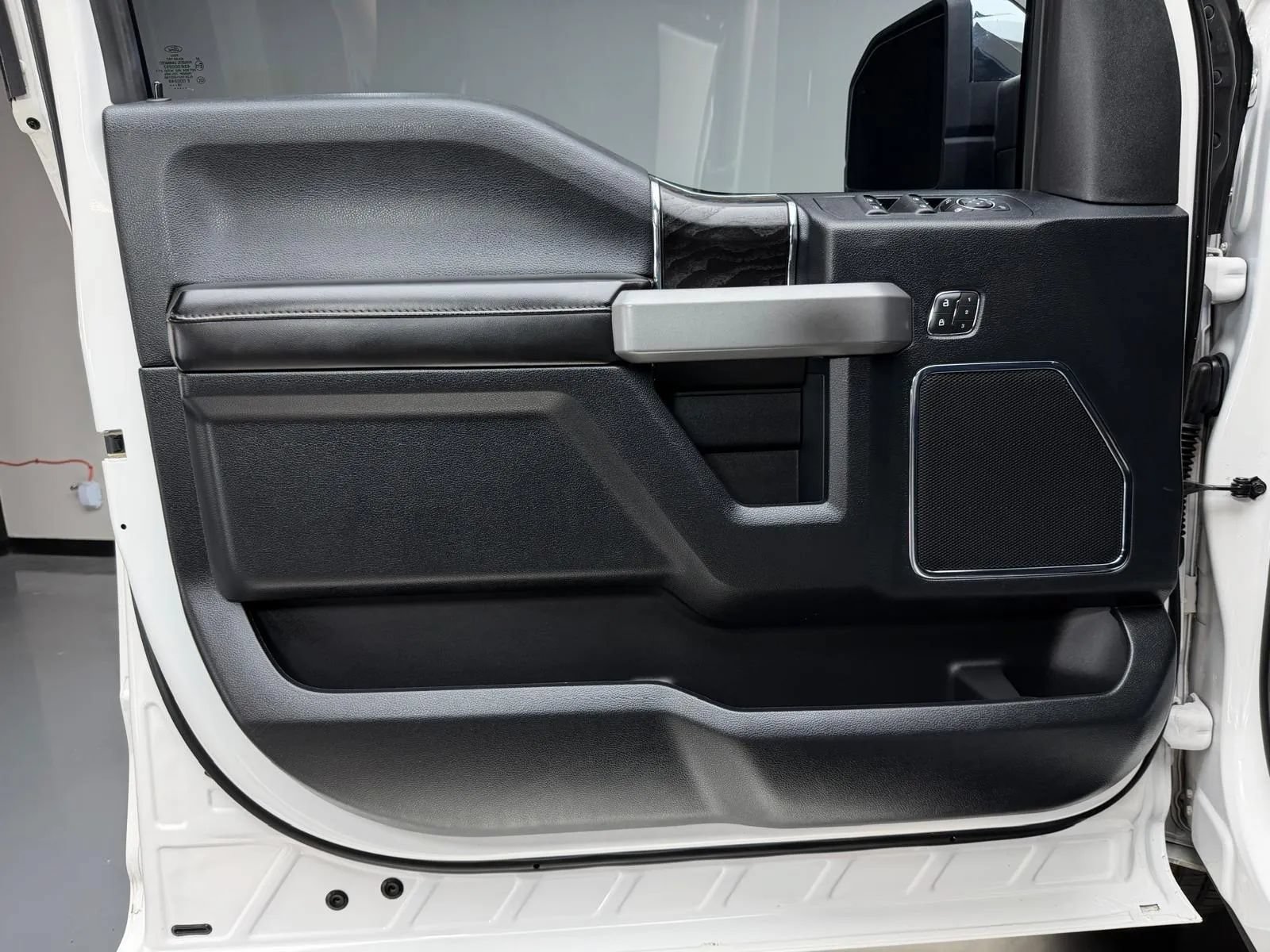 Used 2018 Ford F150 Platinum w/ Equipment Group 701A Luxury AWD/4WD image 26
