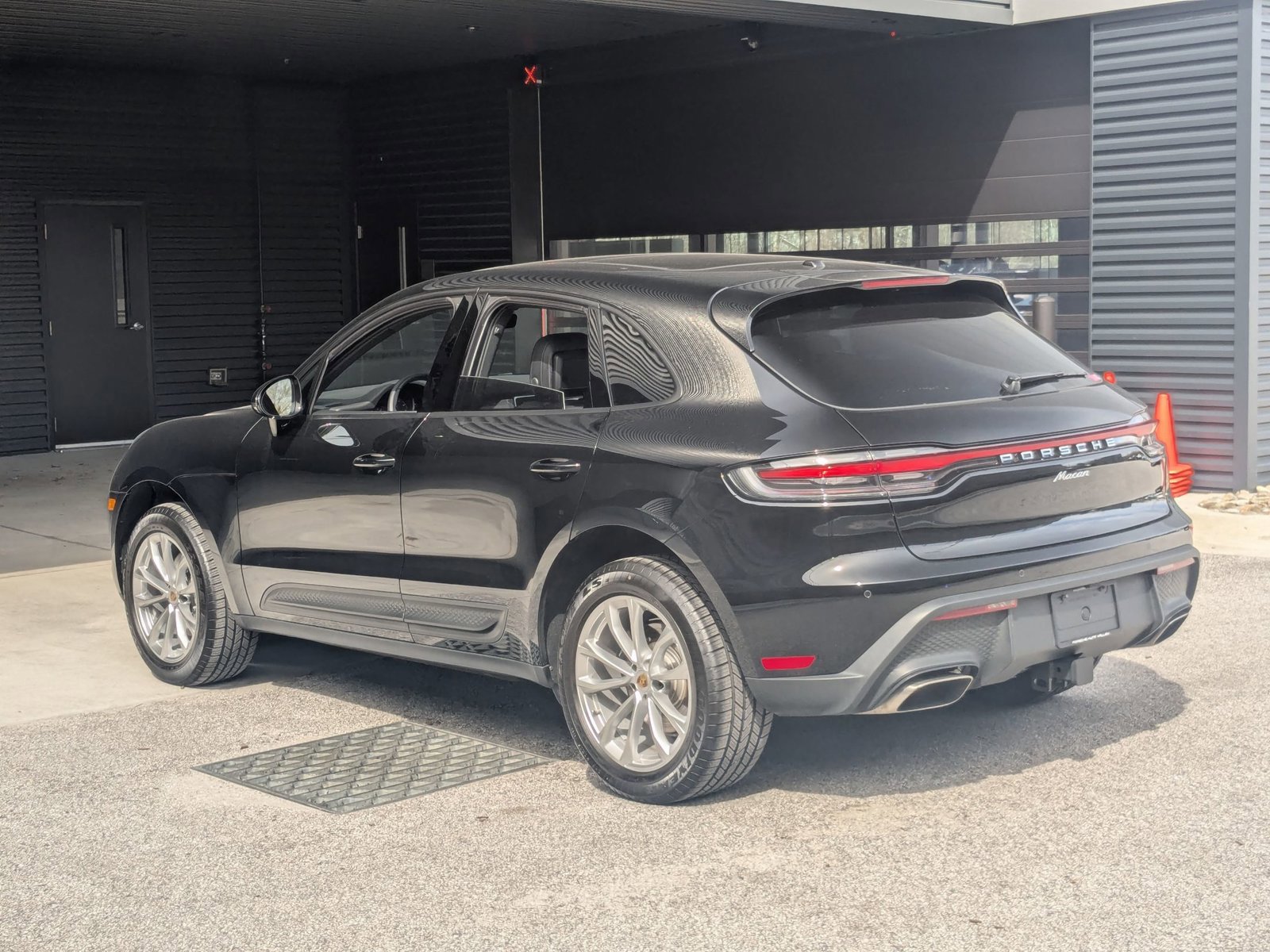 Certified 2026 Porsche Macan Turbo AWD/4WD image 3