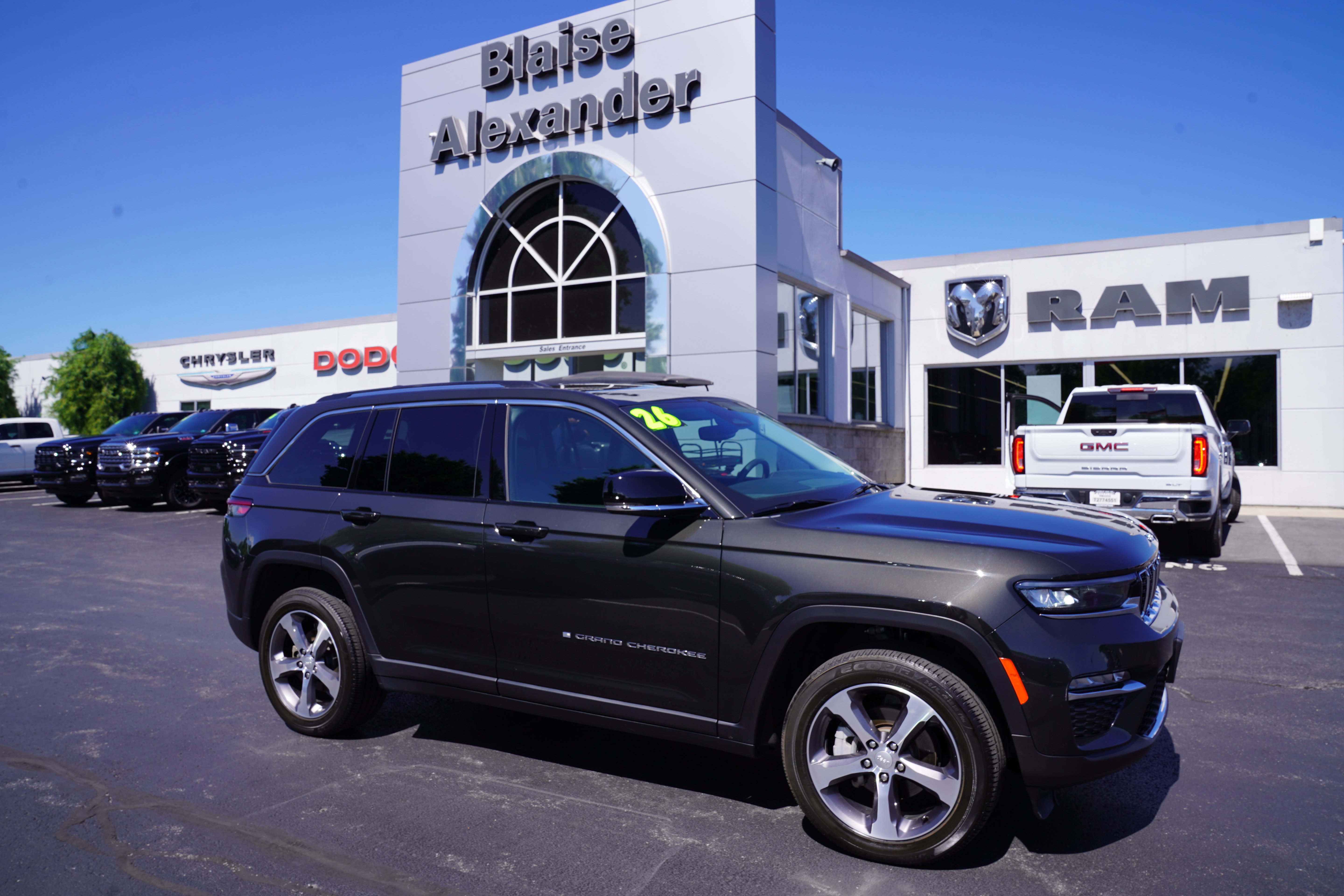 Used 2023 Jeep Grand Cherokee Limited AWD/4WD image 1